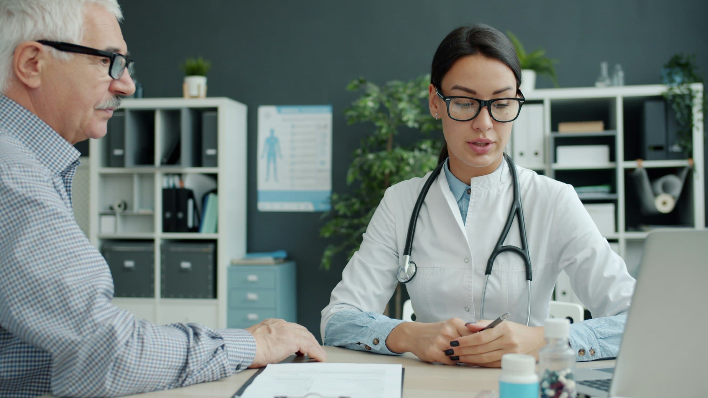 Consultation entre une praticienne et son patient